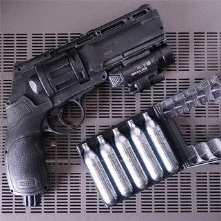 Alumīnija gāzes CO2 kārtridžs gaisa pistolim, kas izolēts uz balta